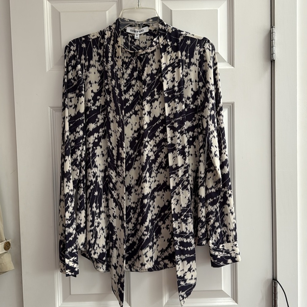 Elizabeth  & James 100% Silk Blouse Size Medium